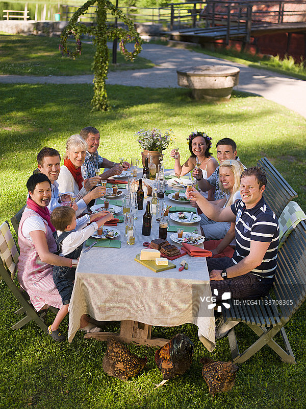 在花园里一起享用午餐的人群图片素材