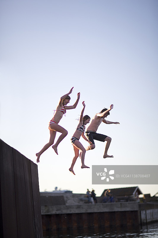 青少年男女跳入水中图片素材