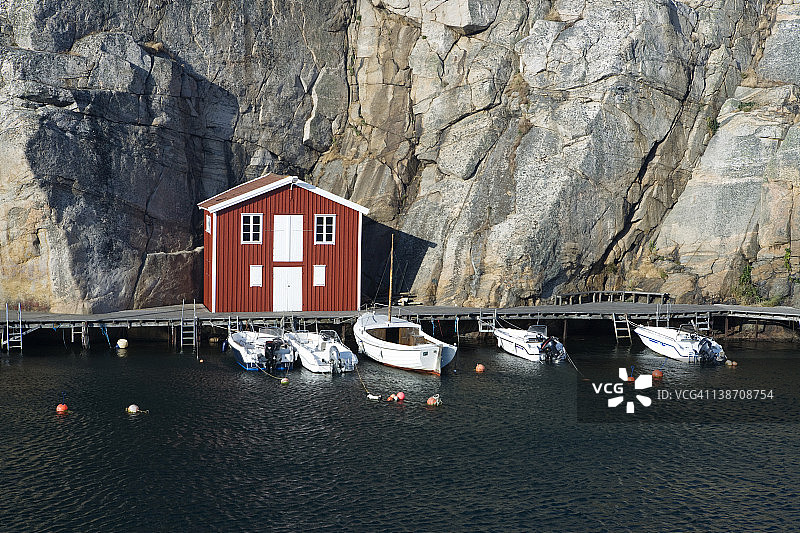 瑞典博胡斯兰斯莫根的船只和渔棚图片素材
