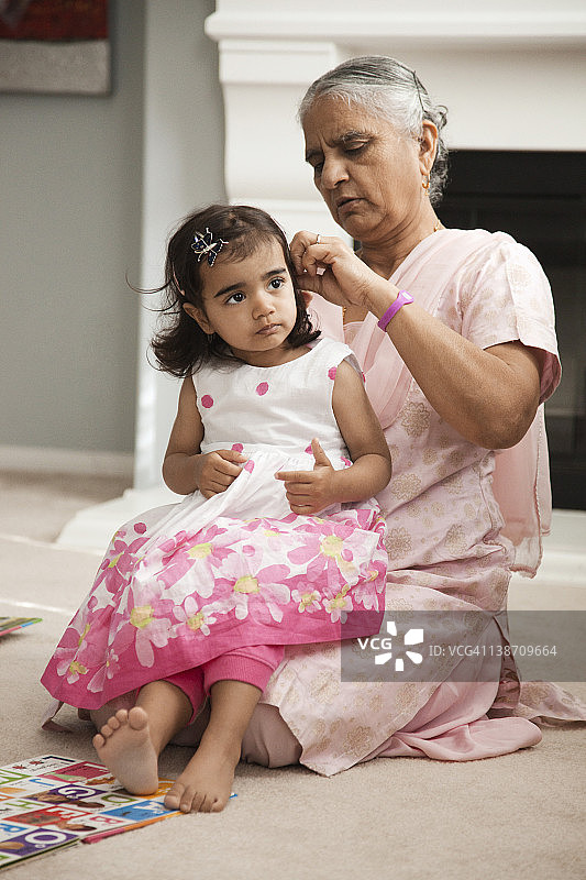 亚洲奶奶为孙女整理头发图片素材