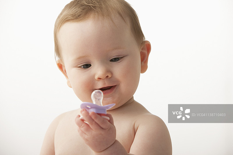 正在看奶嘴的白人女婴图片素材