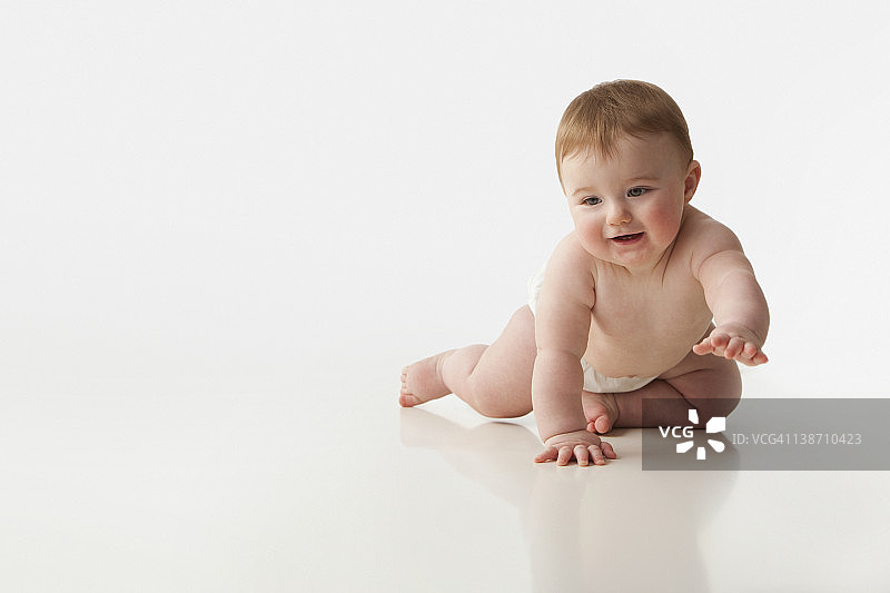 爬行的白人男孩图片素材