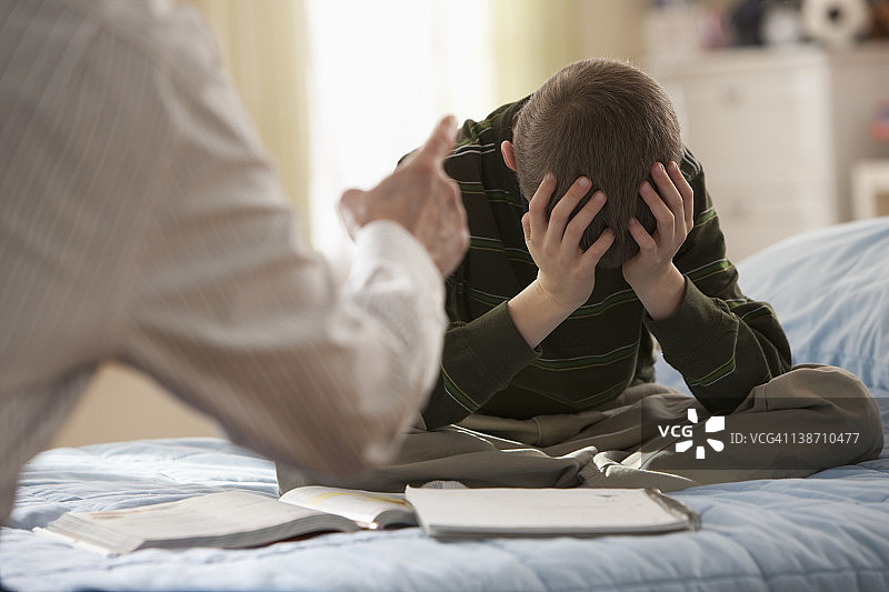 父亲在卧室里训导儿子图片素材