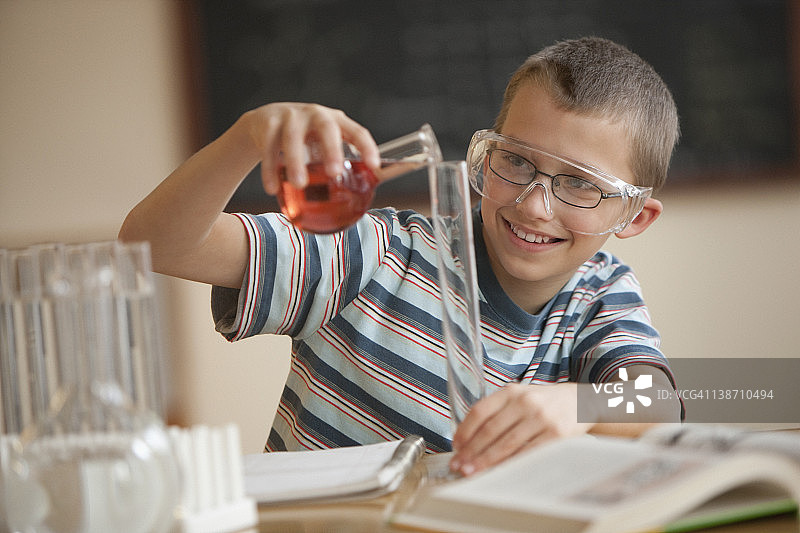 在化学课上做实验的白人男孩图片素材