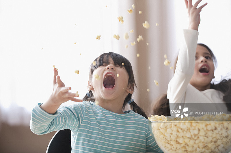 扔爆米花的快乐女孩们图片素材