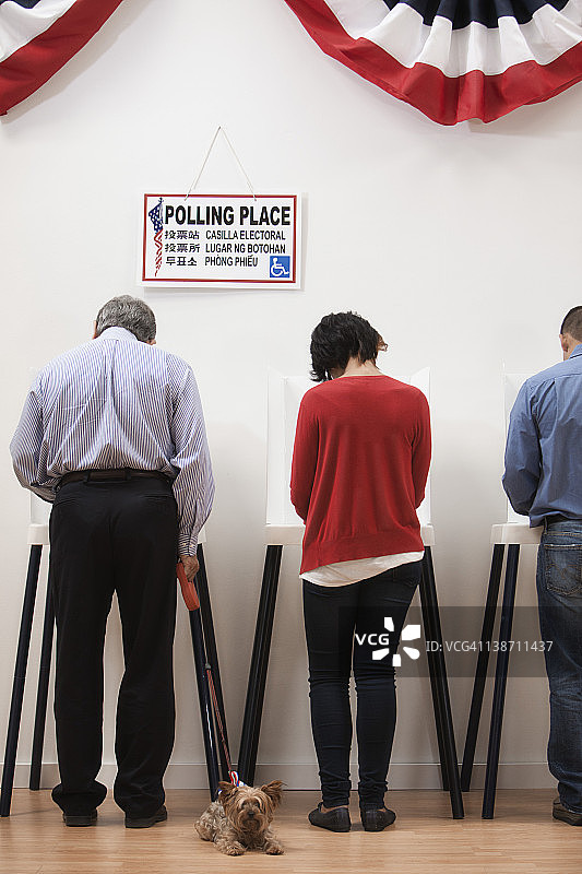 选民在投票站投票图片素材