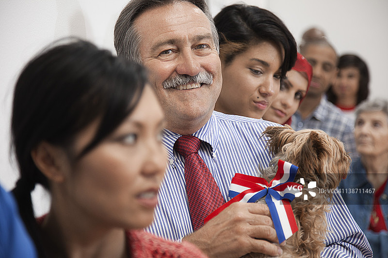 在投票地点等待投票的选民图片素材