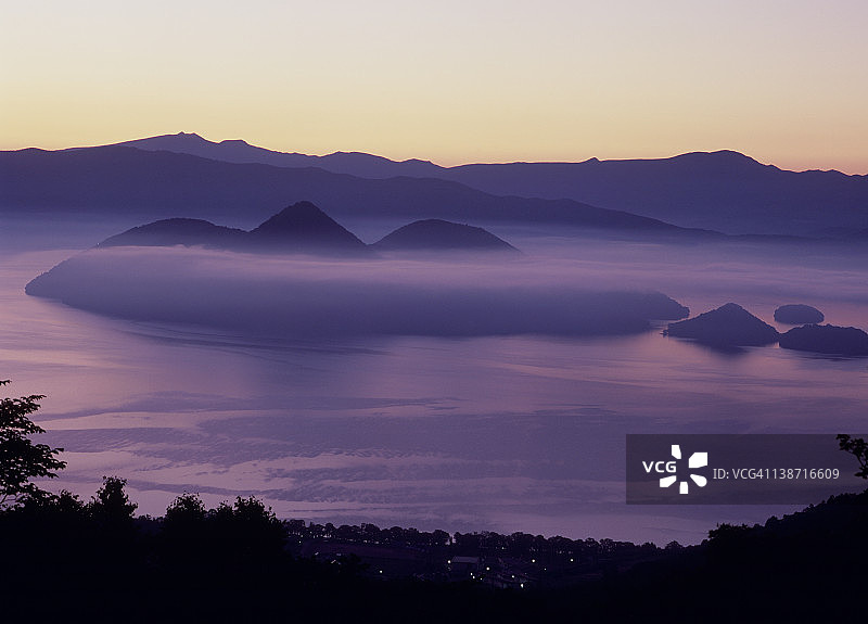日本北海道洞爷湖的晨曦图片素材