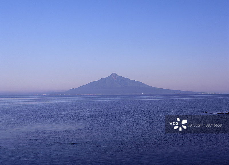日本北海道礼文岛利尻山的傍晚景色图片素材