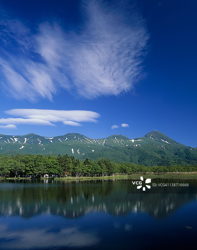 北海道斜里町知床五湖与知床群山风光图片素材