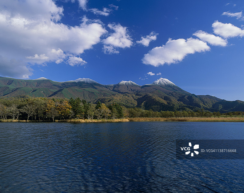 北海道斜里町知床五湖与知床群山风光图片素材