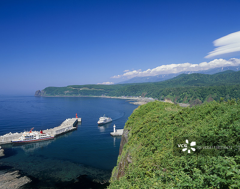 日本北海道斜里町知床半岛宇登吕港和知床山脉图片素材