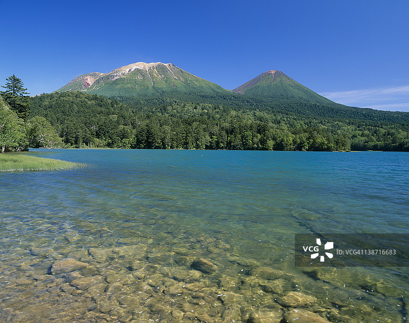 日本北海道阿寒富士山和雌阿寒岳及Onneto湖图片素材