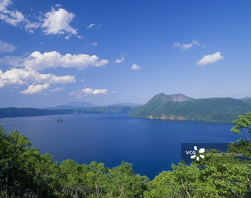 日本北海道弟子屈町的摩周湖和摩周岳图片素材