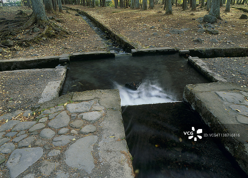 日本山梨县北杜市三分一涌水图片素材