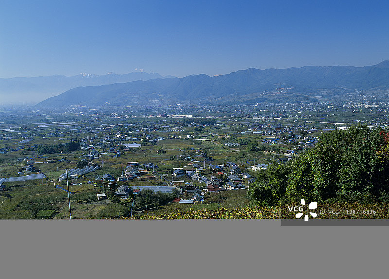 日本山梨县甲州市南阿尔卑斯山和葡萄园图片素材