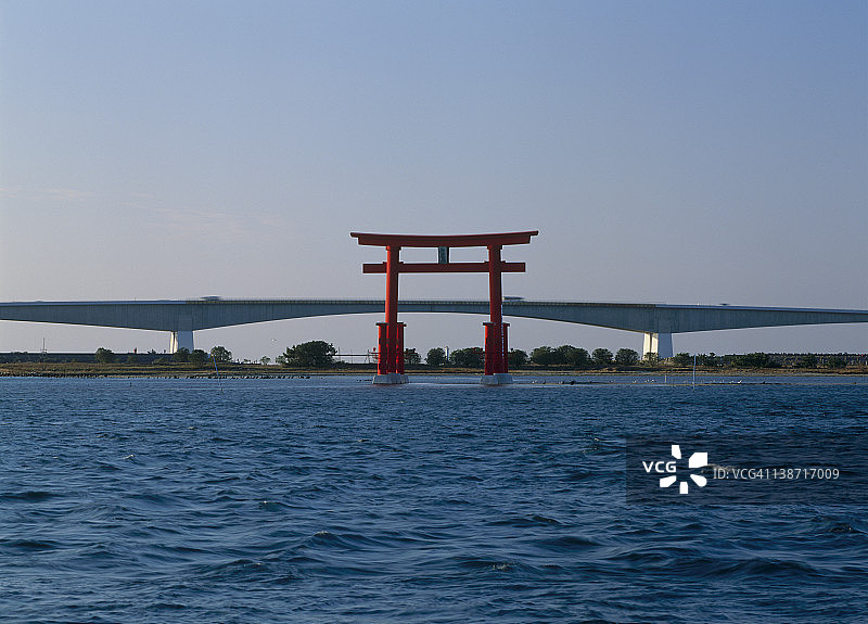 日本静冈县滨松市的鸟居和滨名桥图片素材