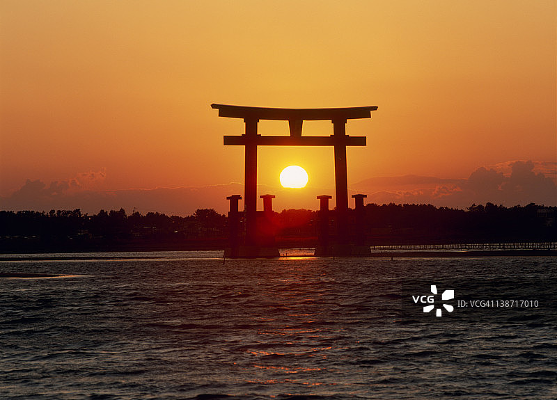 日本静冈县滨松市滨名湖的夕阳和鸟居图片素材