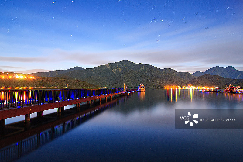 湖畔之夜图片素材