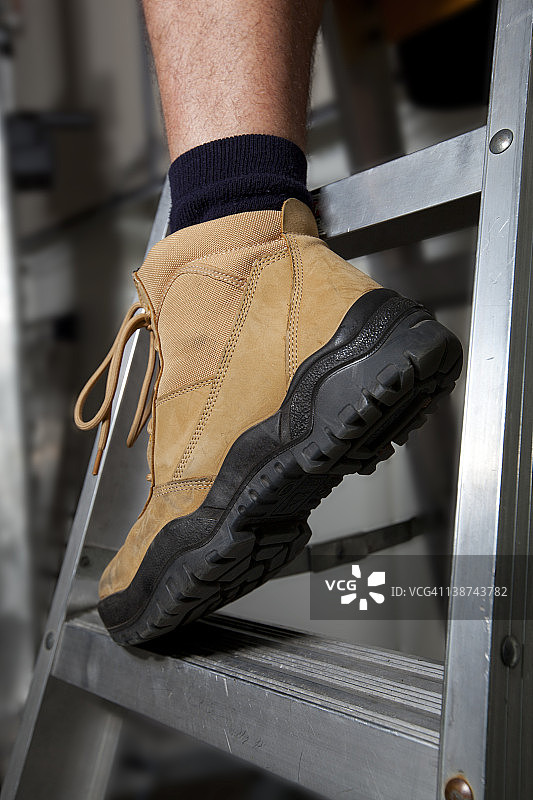 男人从梯子上下来图片素材