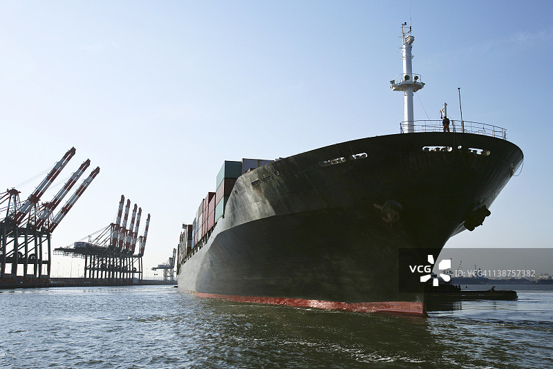 停靠在美国纽瓦克港的货船图片素材