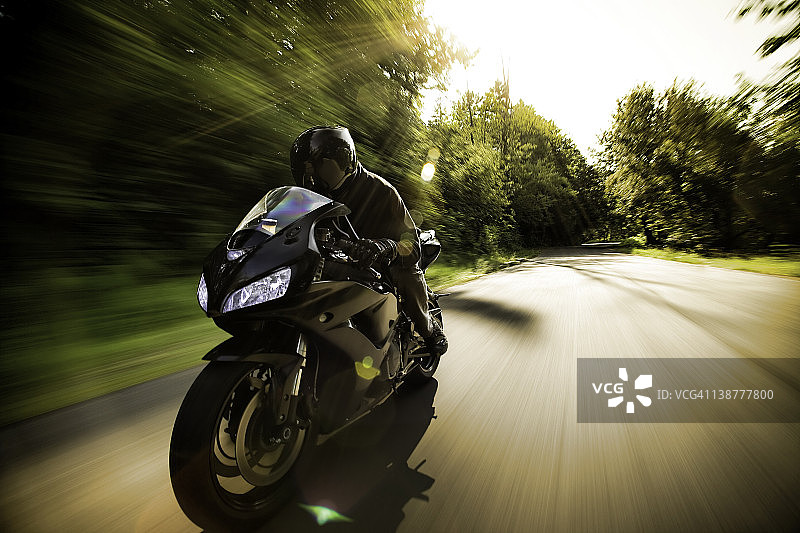 骑摩托车的男人图片素材