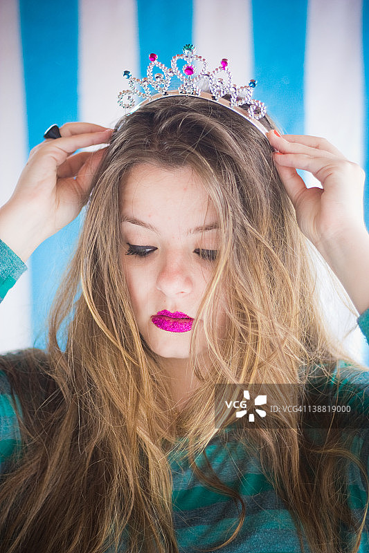 戴着皇冠的年轻女孩图片素材
