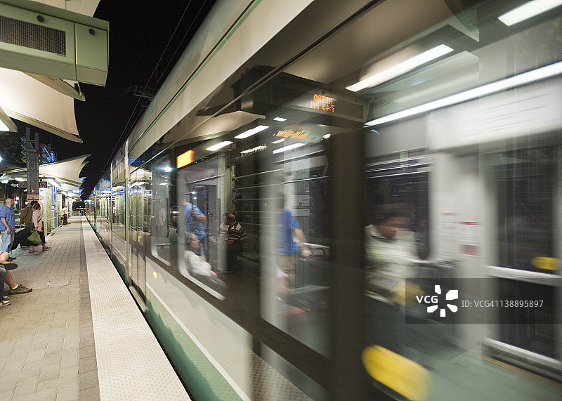 轻轨列车到达车站图片素材