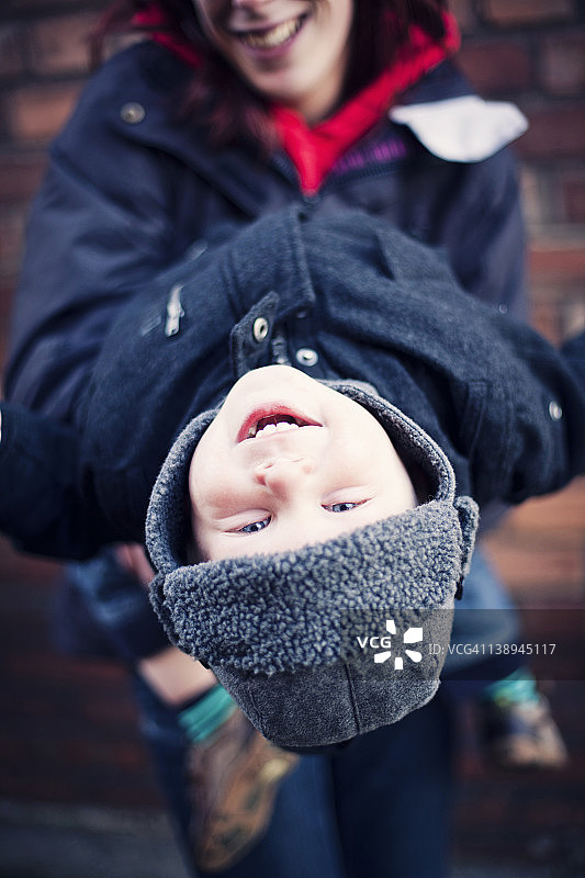 倒挂着的儿童图片素材