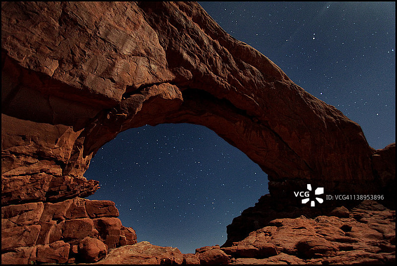 月光下的北方拱形窗户图片素材