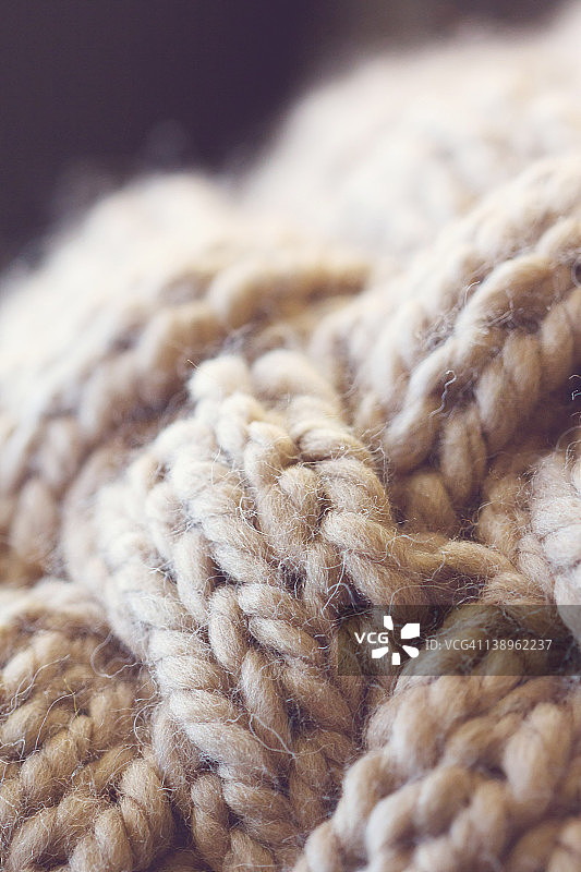 针织棕褐色围巾特写图片素材