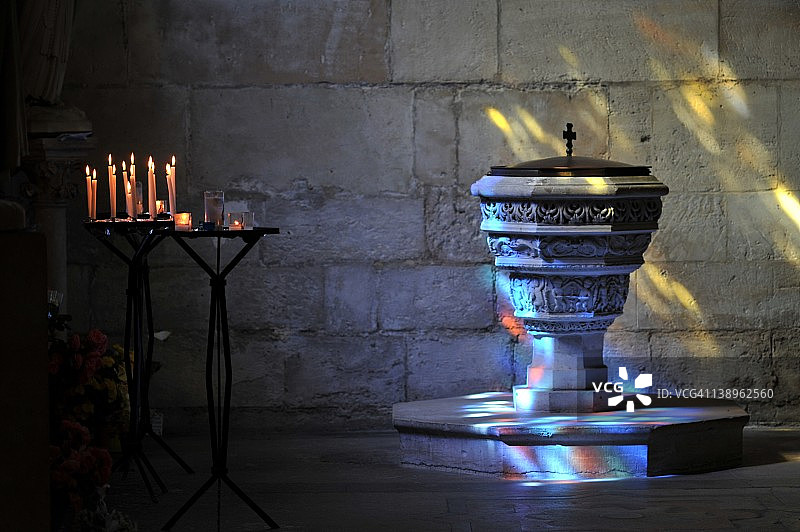 教堂里点燃的蜡烛图片素材