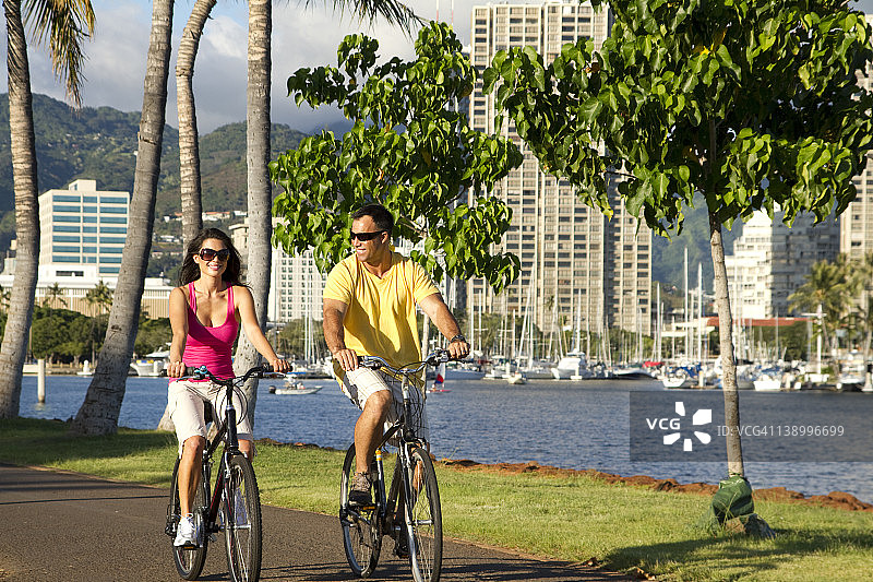 情侣骑行魔法岛屿图片素材