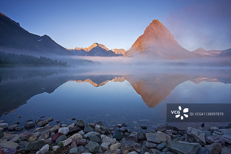 日出时的斯威夫特卡伦特湖图片素材