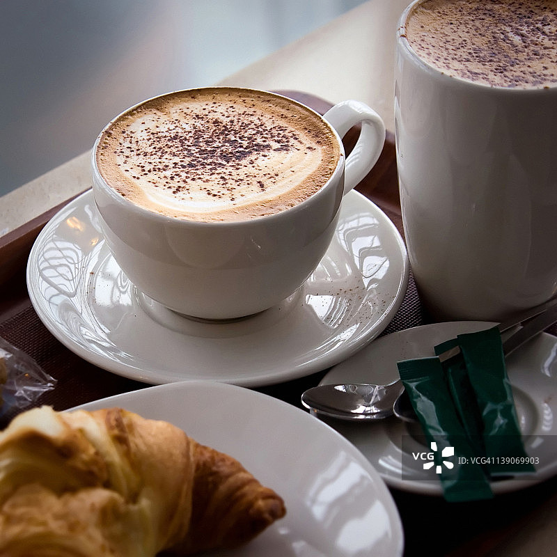 卡布奇诺和羊角面包图片素材