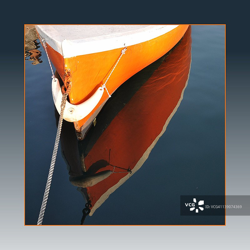 带有倒影的橙色船图片素材