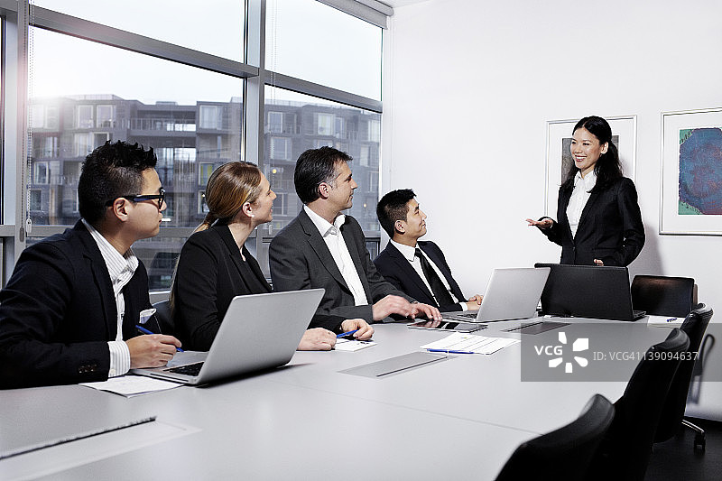 女商人于会议中讲解图片素材