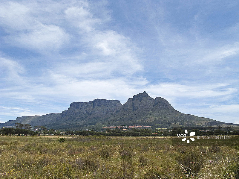 魔鬼峰与桌山南面，前景是朗德博斯公共绿地，守护着开普敦大学，南非西开普省图片素材