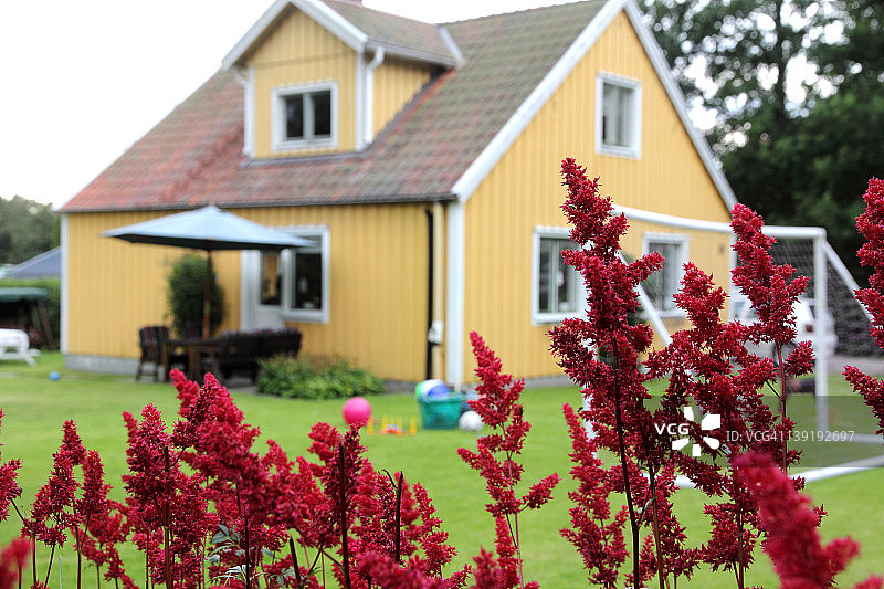 典型的花园和房屋图片素材