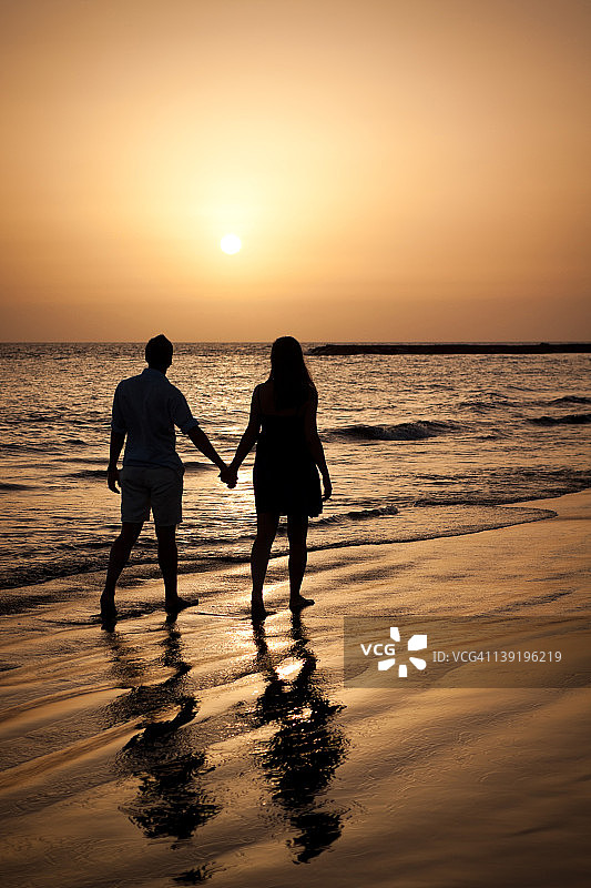 情侣在海边散步图片素材