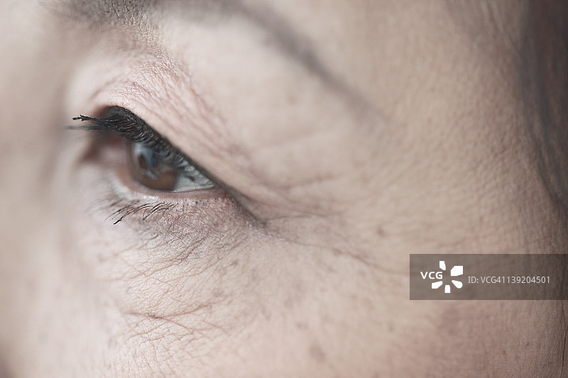 年长女性的眼睛特写图片素材