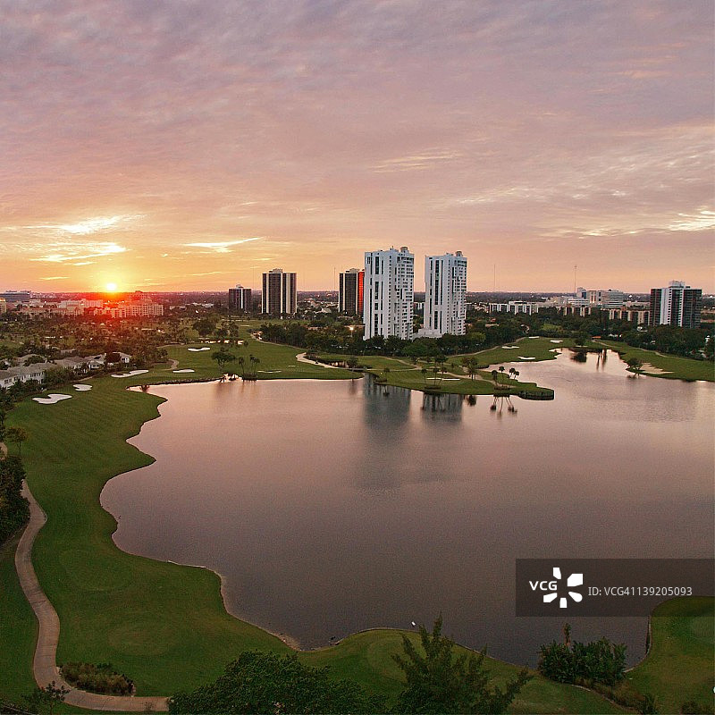 日落时的乡村俱乐部图片素材