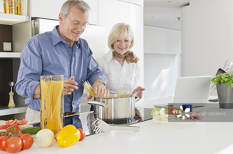 老年夫妇在厨房准备健康的意大利面图片素材