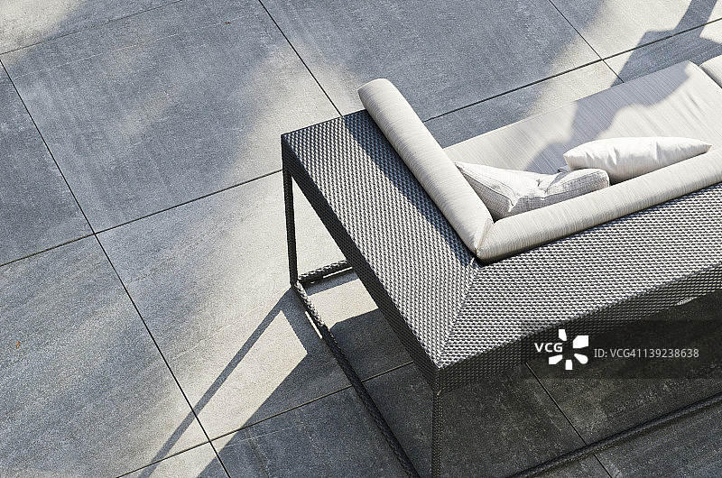 露台上的灰色沙发图片素材