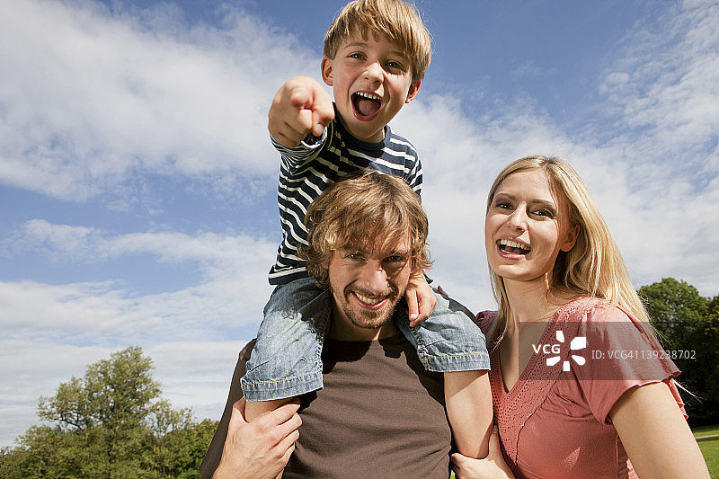 幸福的家庭在户外图片素材