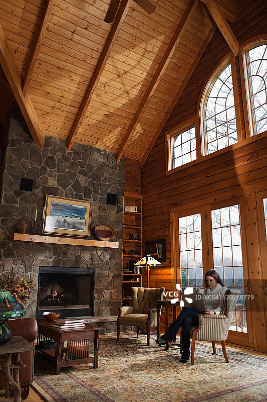 中年妇女在客厅的扶手椅上放松图片素材