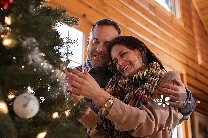 中年夫妇装饰圣诞树图片素材