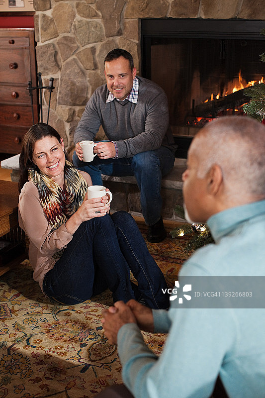 中年朋友在壁炉旁放松身心图片素材