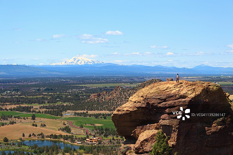 岩层顶部的登山者图片素材
