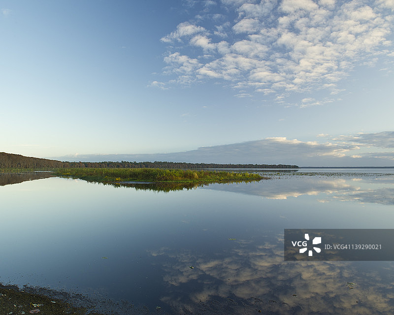 纽南湖上的天空倒影图片素材